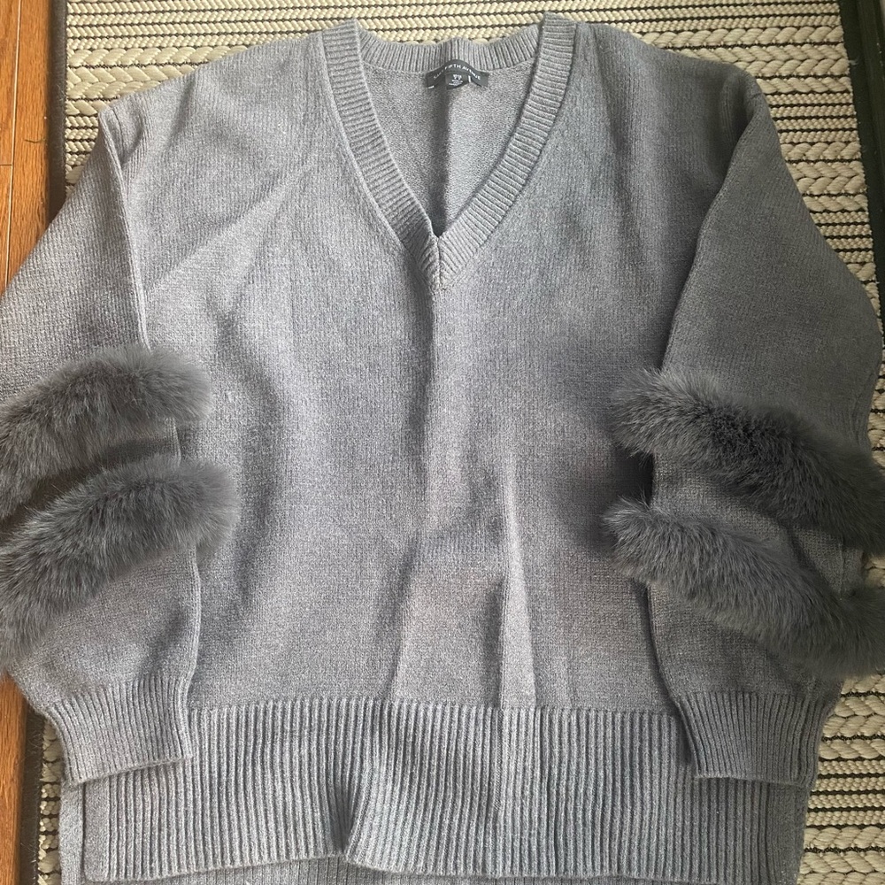 Saks 5th Avenue Gray V-Neck Sweater with Faux Fur Trim size small